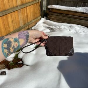 Nwt COACH WRISTLET / WALLET / SMALL PURSE -‎ brown